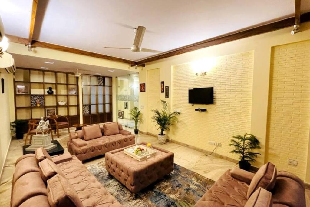 Fortune Service 4bhk,d-36, Saket