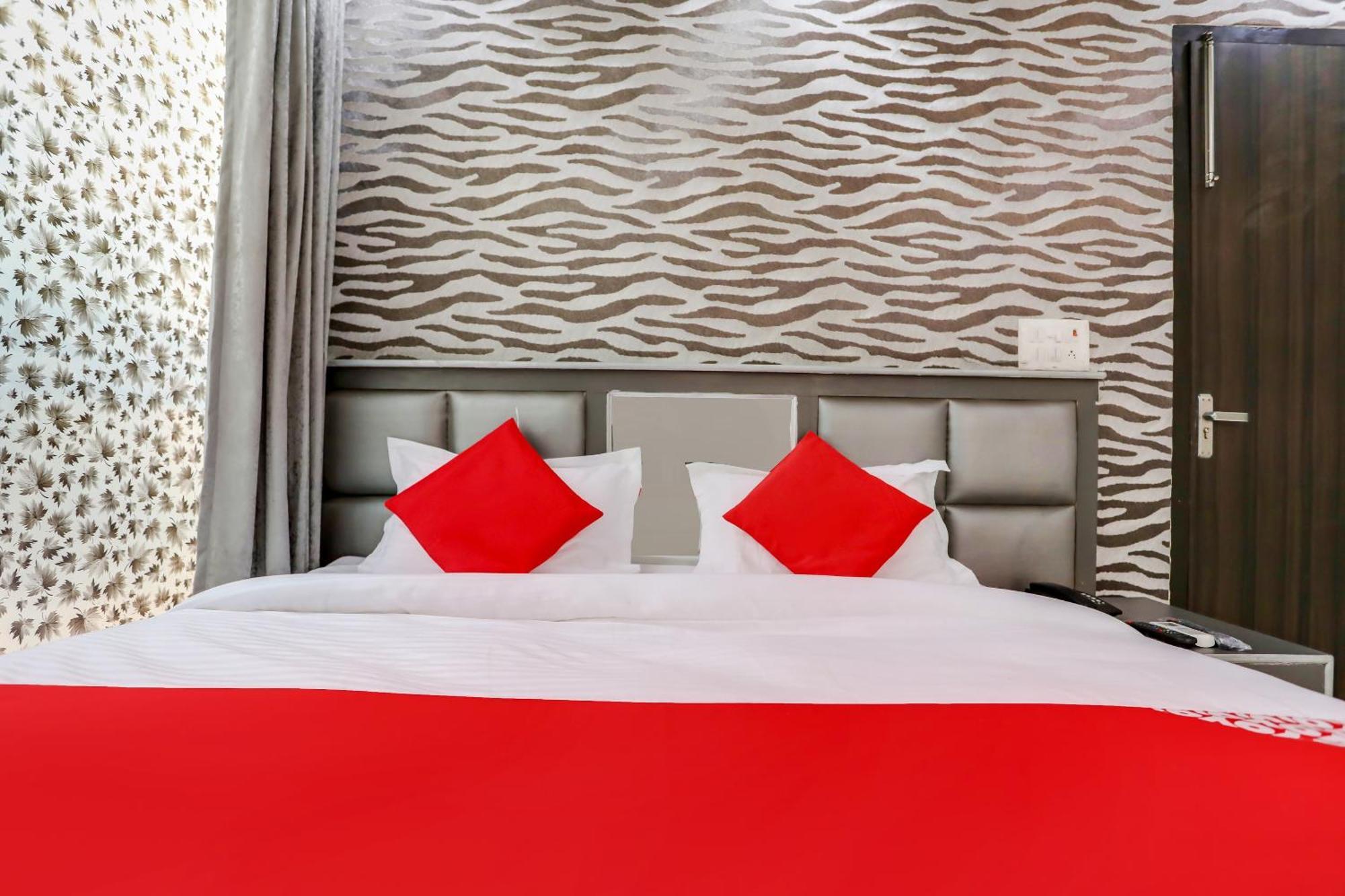 Hotel O Anshun Residency Near Mk Cinemas Rohini 3*