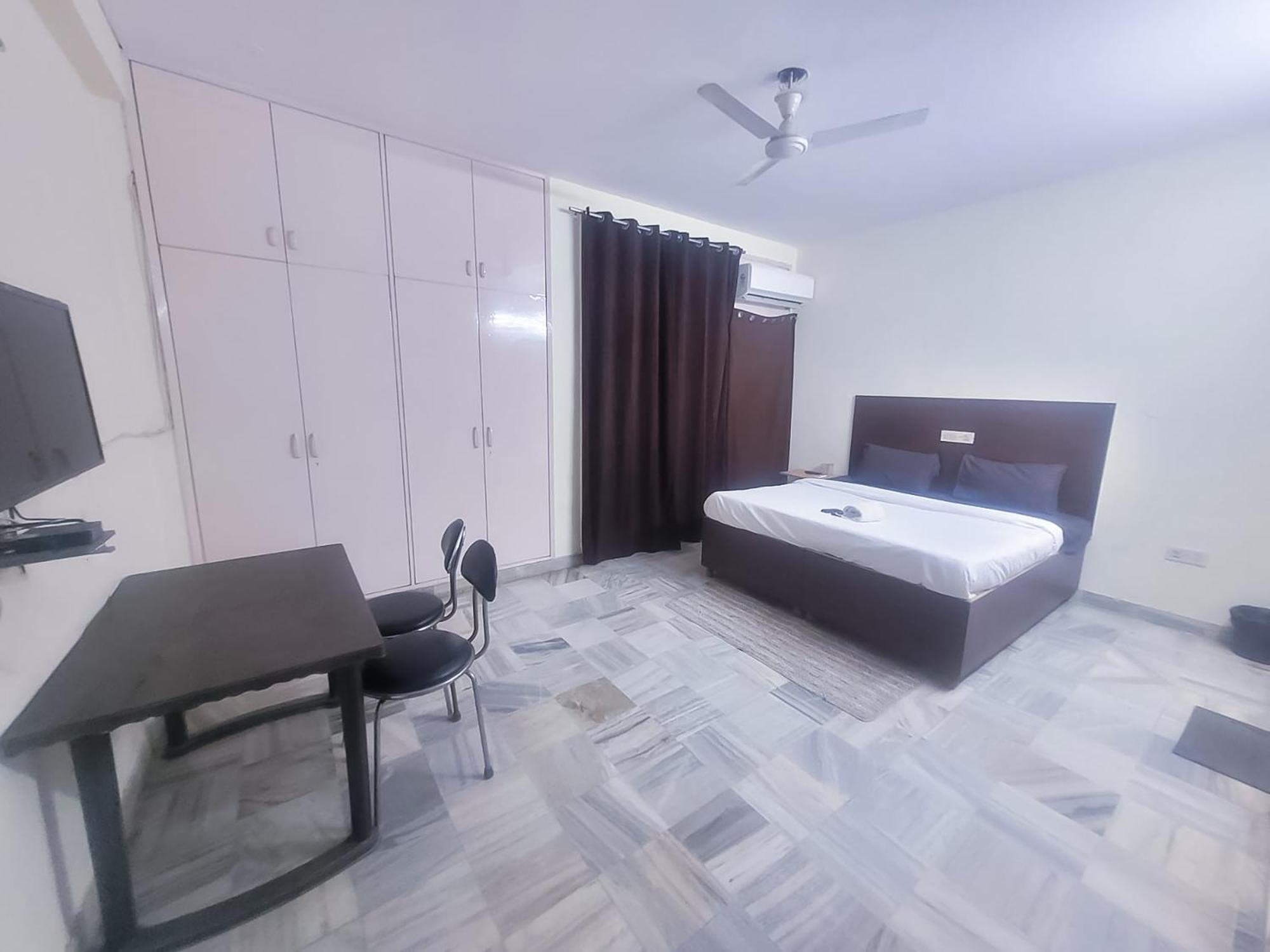 - Anand Vihar 3* New Delhi