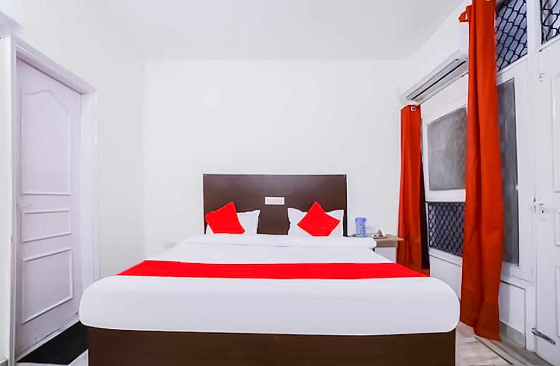- Anand Vihar 3* New Delhi