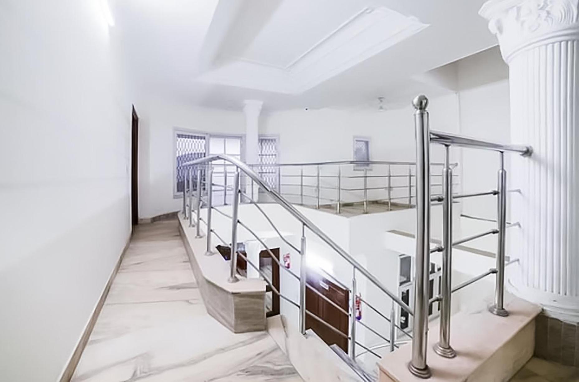 Hotel - Anand Vihar