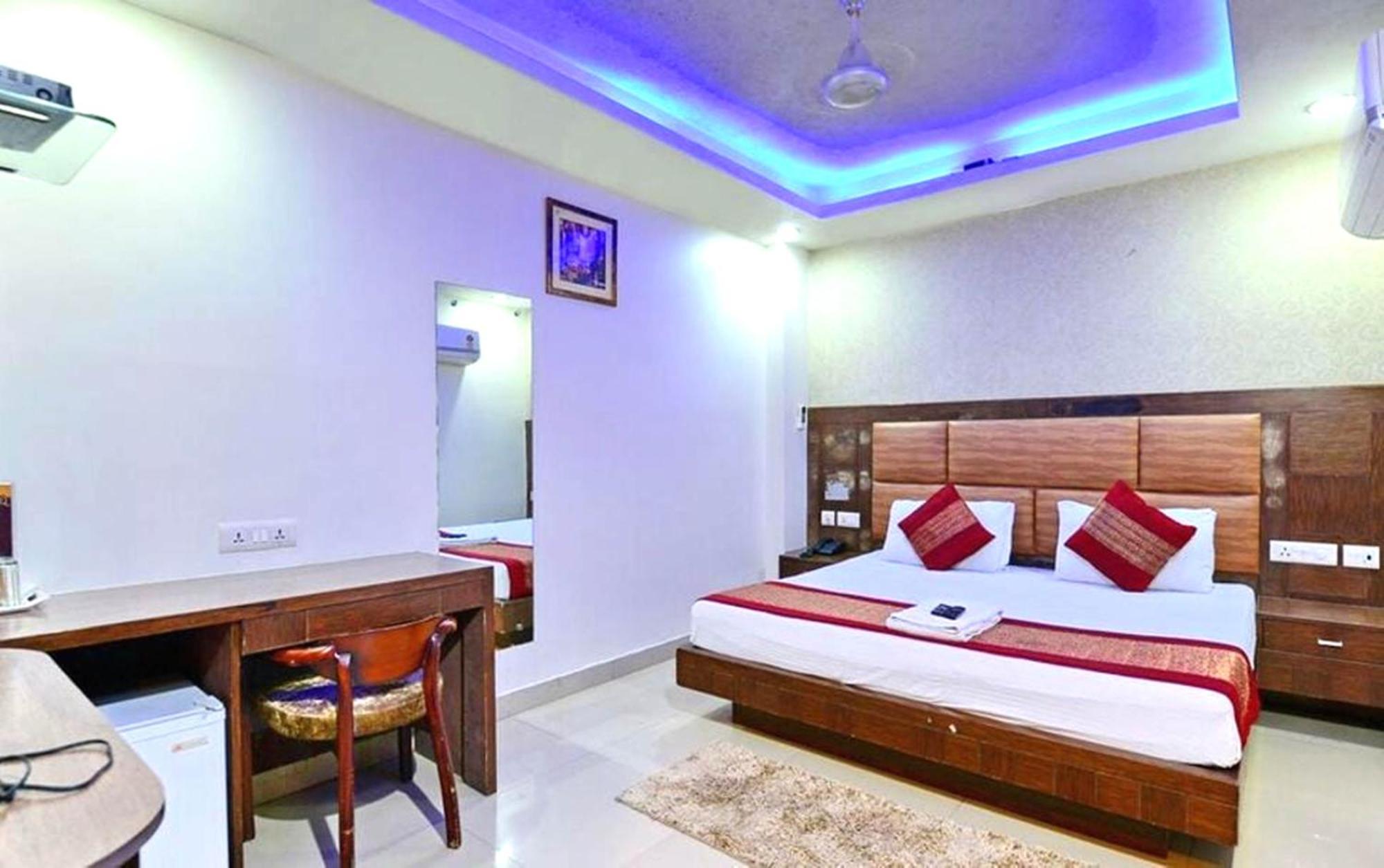 Hotel Excellancy - New Delhi Railway Station - Paharganj Hotel New Delhi