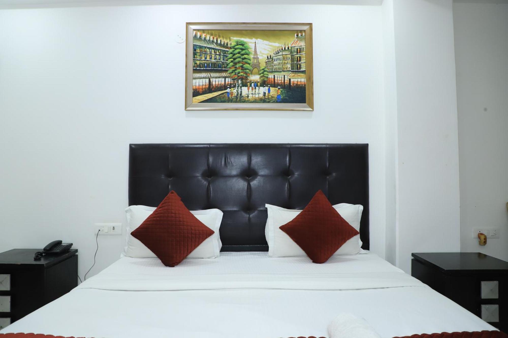 Moon Residency Near Yashobhoomi Convention Centre Nova Deli