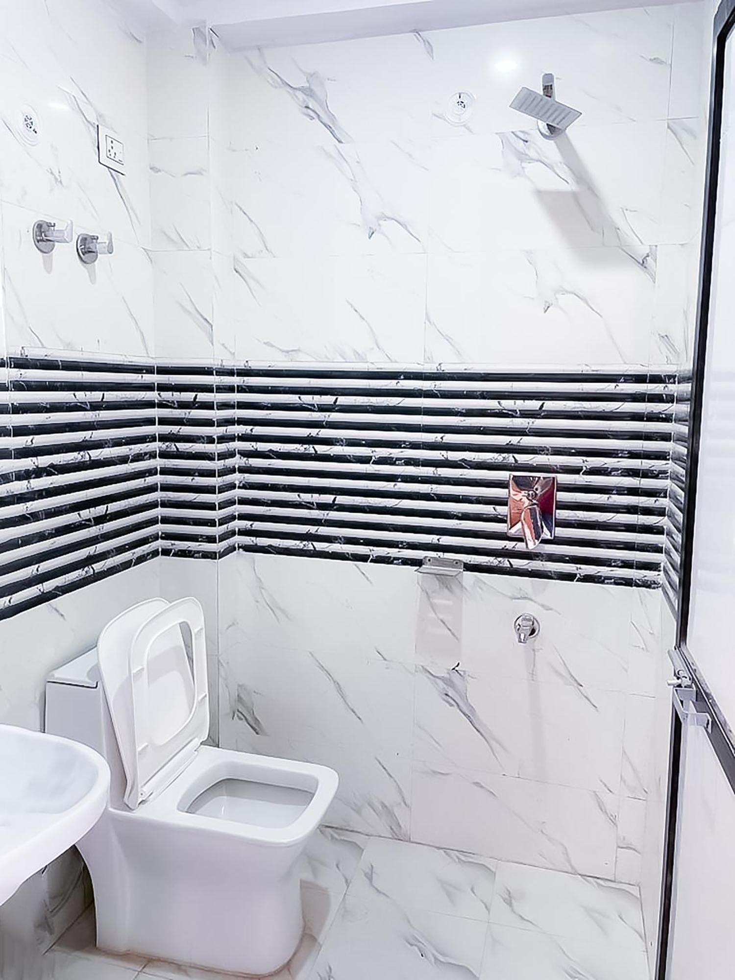 Roomshala 123 Happy Homes- Near Saket Metro 3* New Delhi