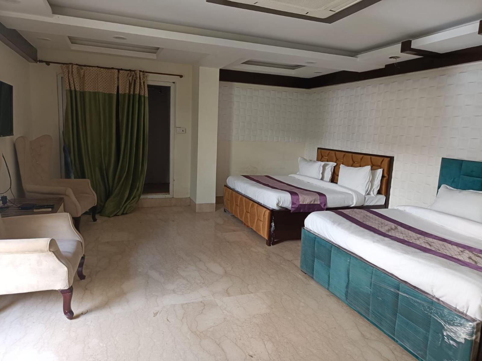 Hotel Gk Residency Kailash Colony 3*