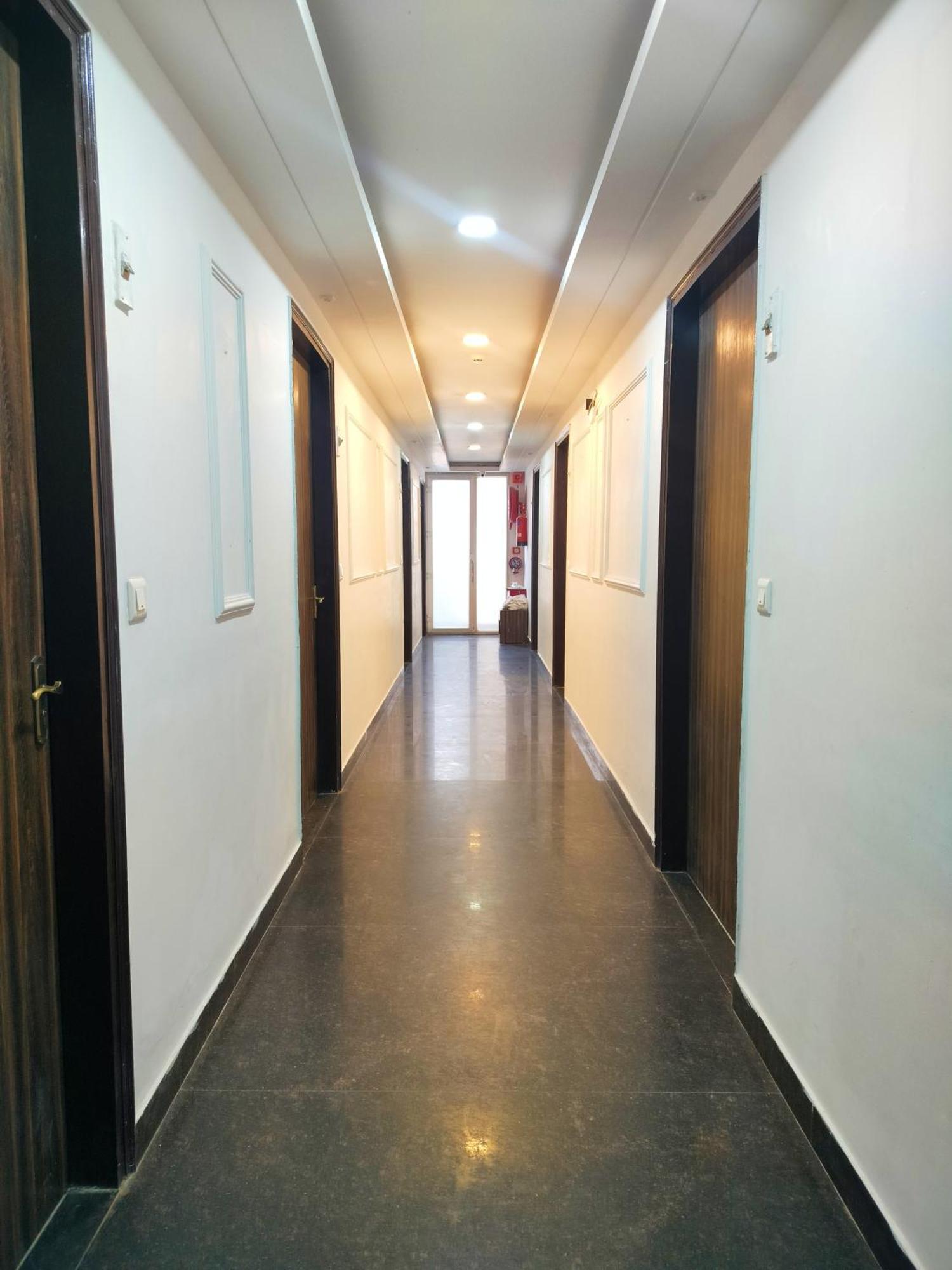 Hotel Amara Inn- Near Igi Delhi Airport 3*