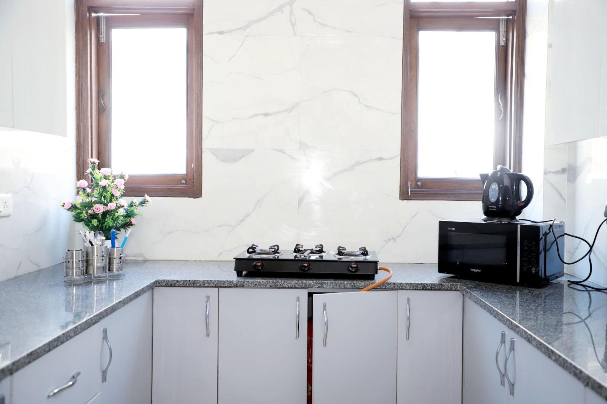 Fortune Service 2bhk,e28 Saket 2a * New Delhi