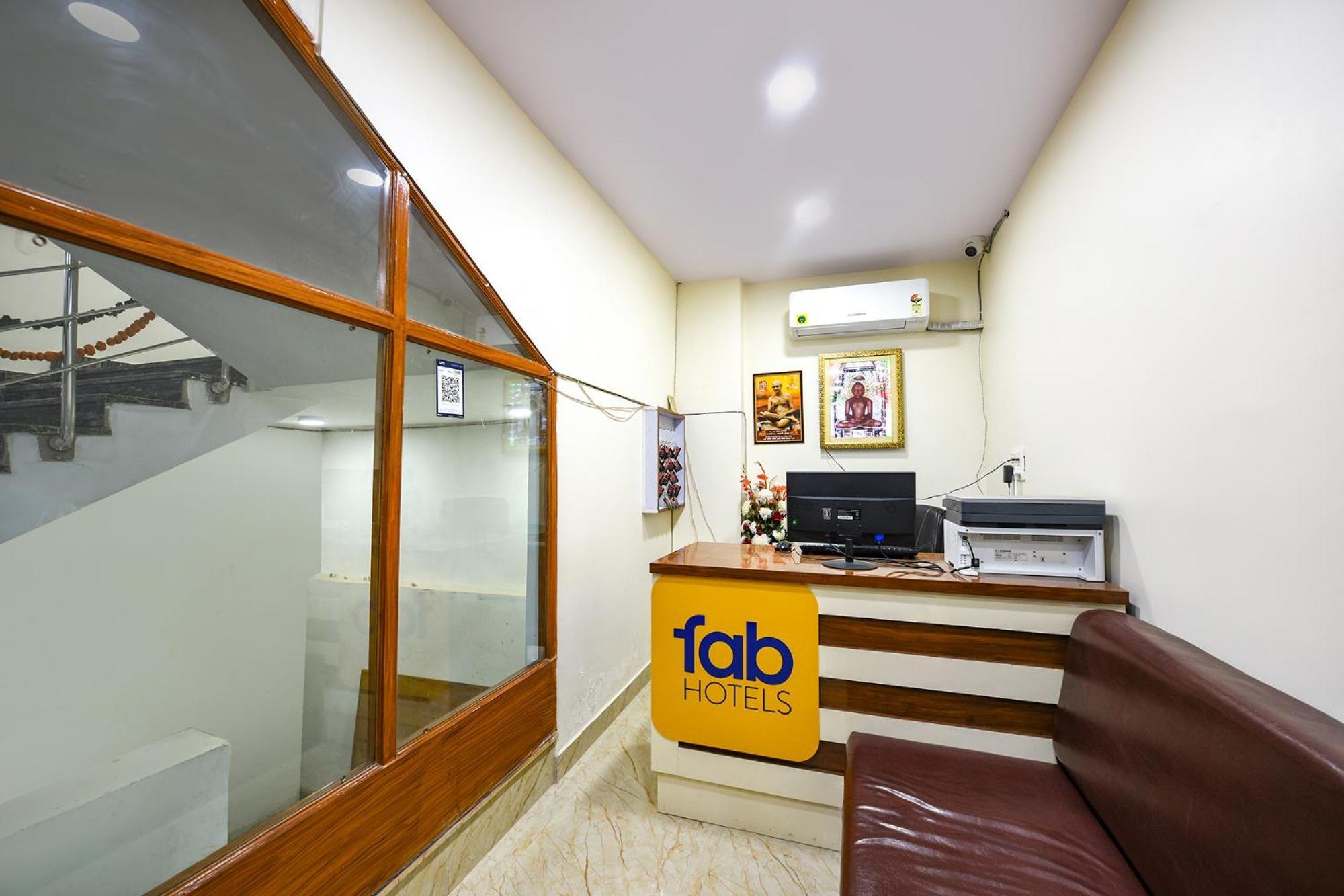 Hotel Fabhotel Mona International