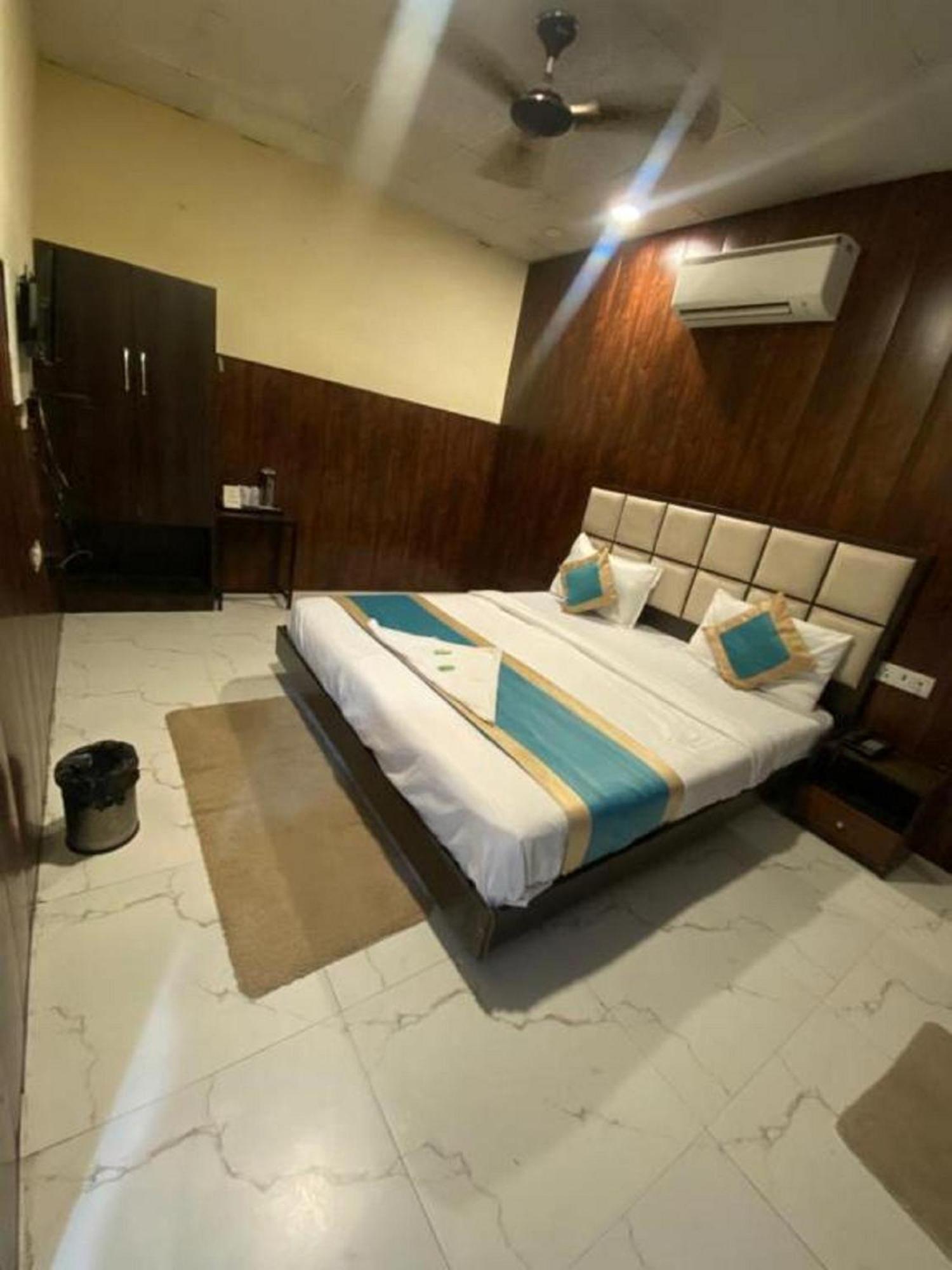 Mannat International At Paschim Vihar 3* New Delhi