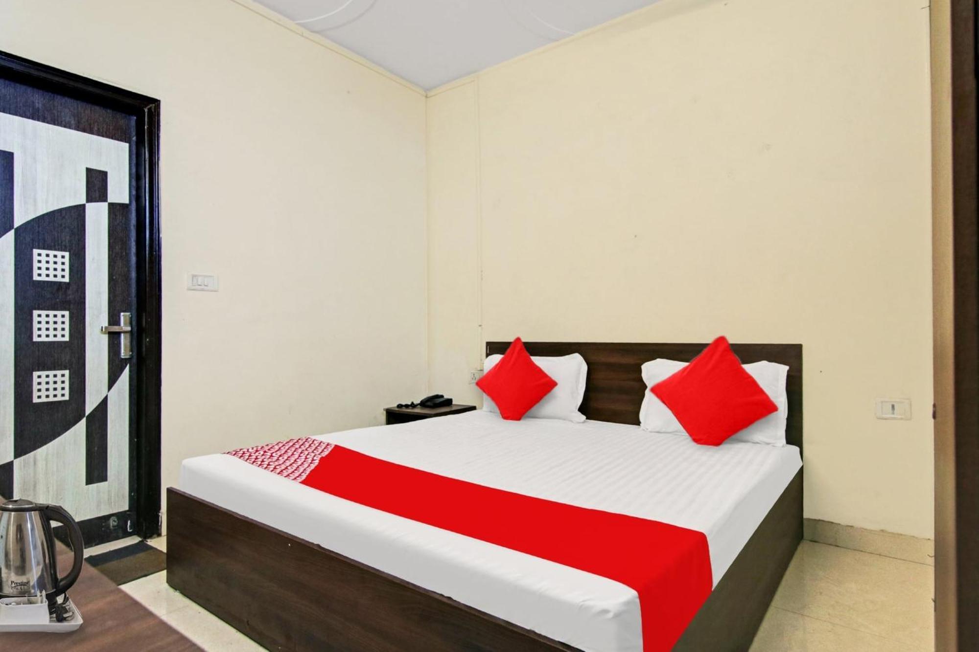 Oyo Flagship Pleasure Near Haiderpur Metro Station Hotel 3*