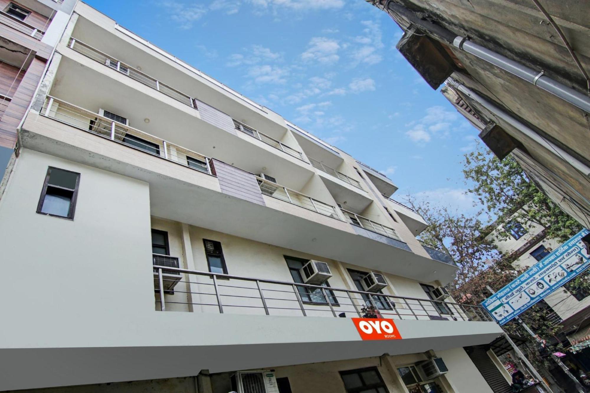 Hotel Oyo Flagship Pleasure Near Haiderpur Metro Station