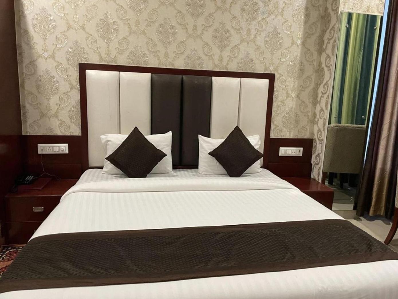 Mannat International At Paschim Vihar New Delhi