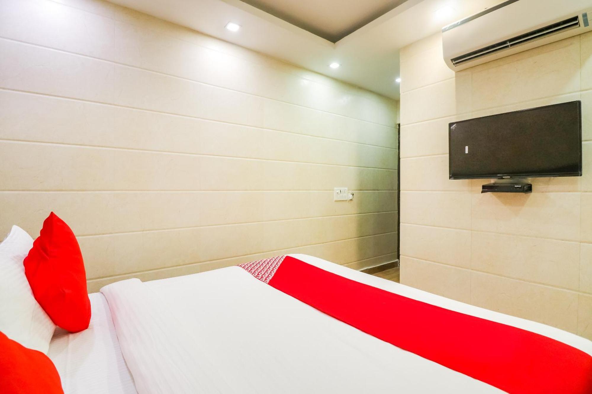 Oyo Flagship The Heights Hotel New Delhi