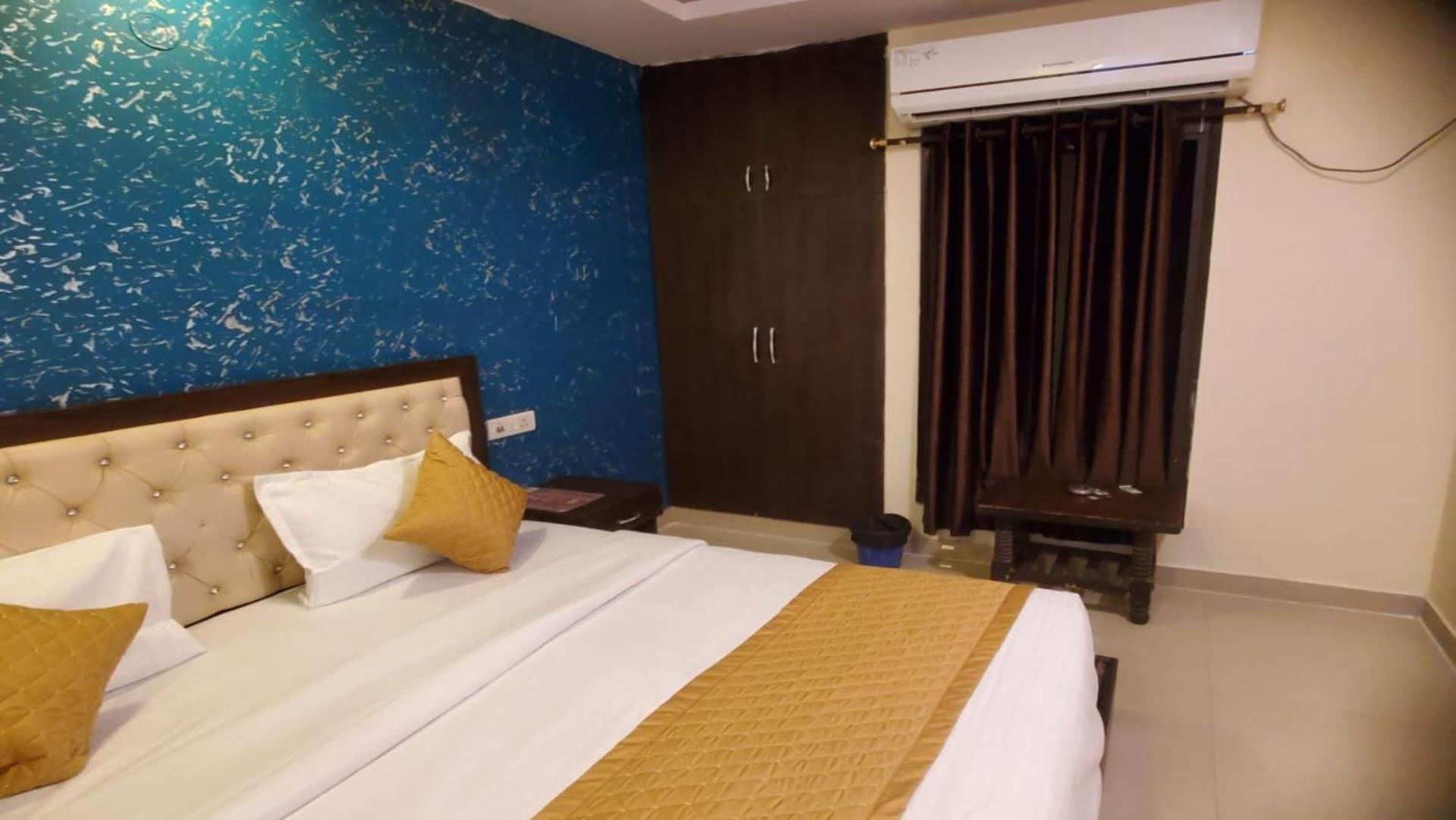 Airport Tourist Palace