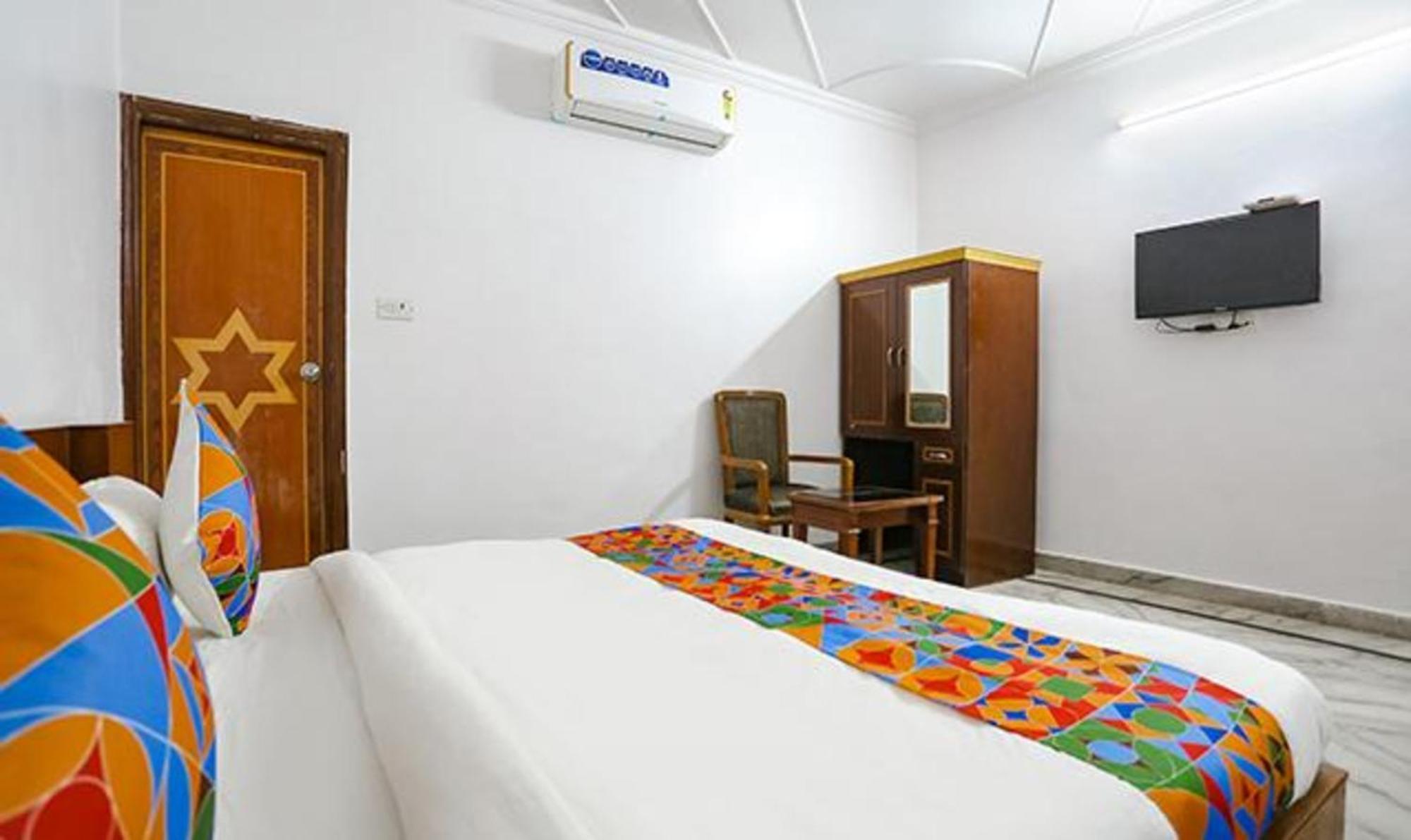 Fabexpress Premium Near Yashobhoomi 3* Delhi (National Capital Territory of India)
