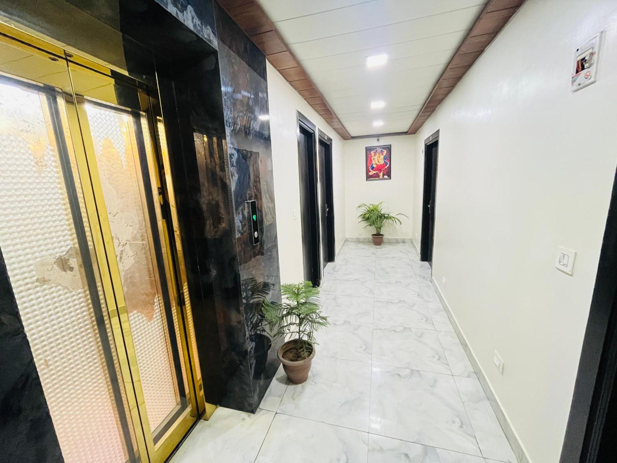 Airport Nysha Palace Hotel