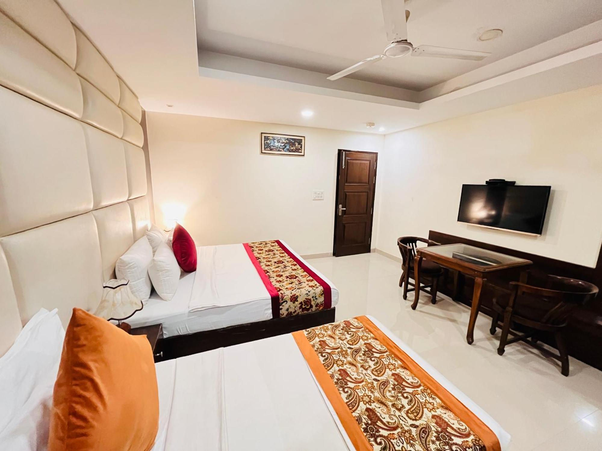 Airport Nysha Palace Hotel 3*