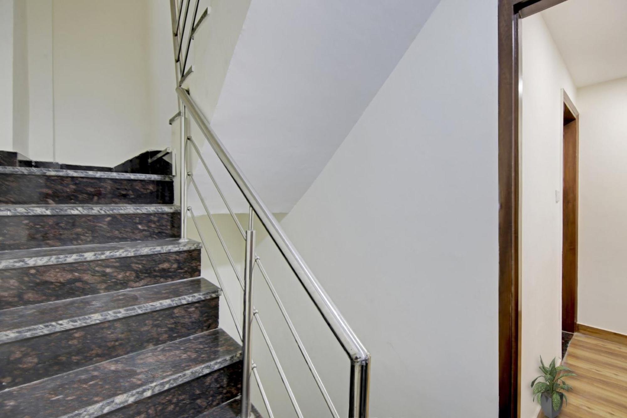 Hotel O Santosh Residency Hotel 3*