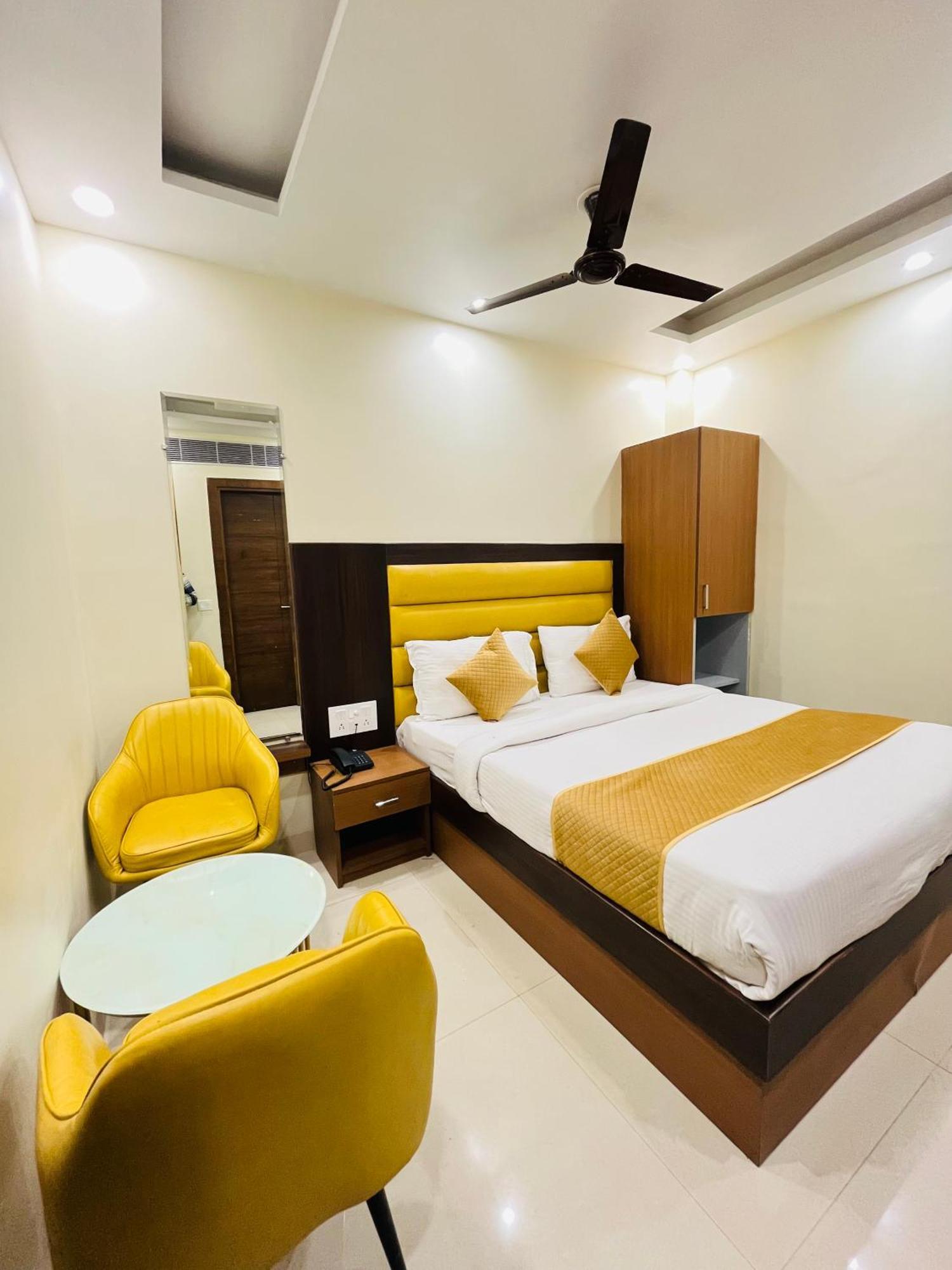Royal Rosette With Free Wi-fi Near Railway Station Hotel 4*
