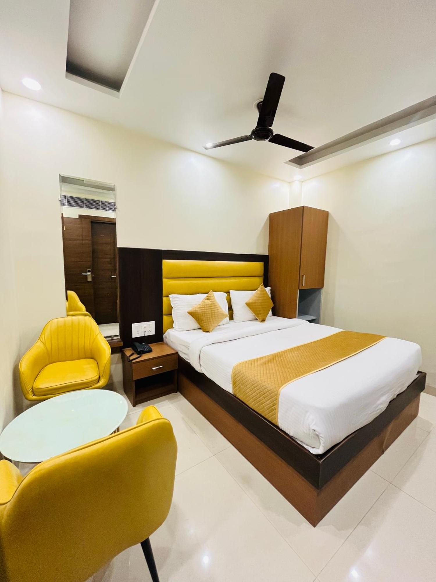 Hotel Royal Rosette With Free Wi-fi Near Railway Station