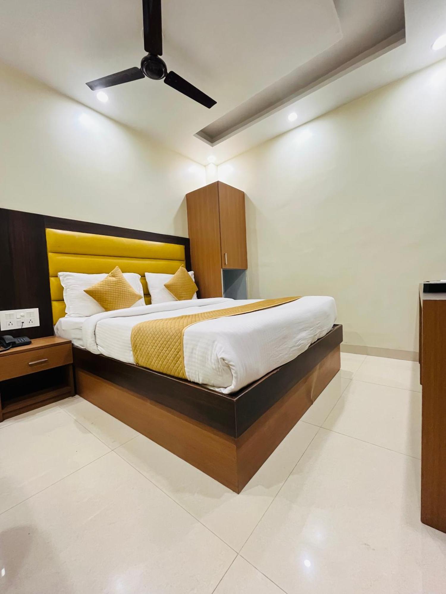 Hotel Royal Rosette With Free Wi-fi Near Railway Station 4*