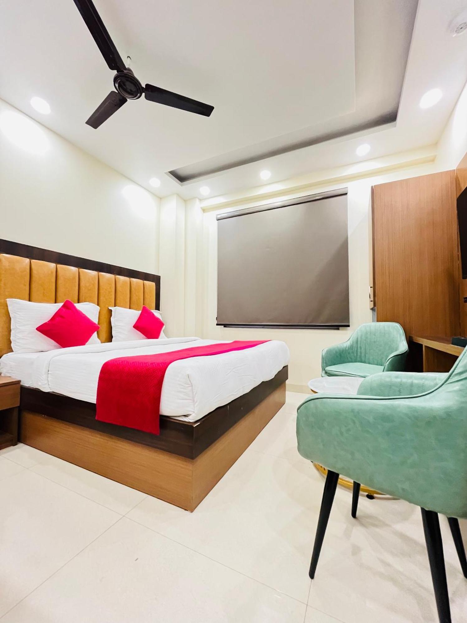 Hotel Royal Rosette With Free Wi-fi Near Railway Station 4*