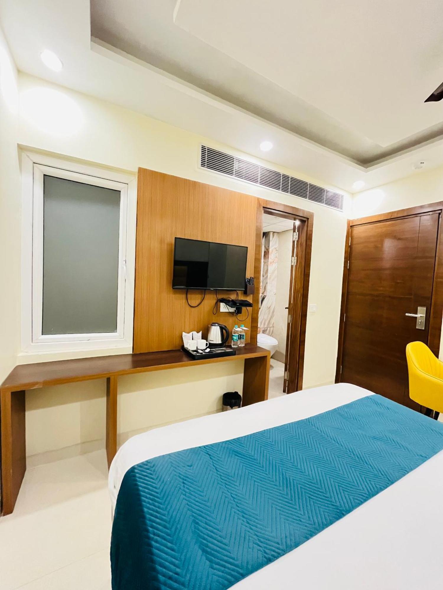 Royal Rosette With Free Wi-fi Near Railway Station Hotel 4*