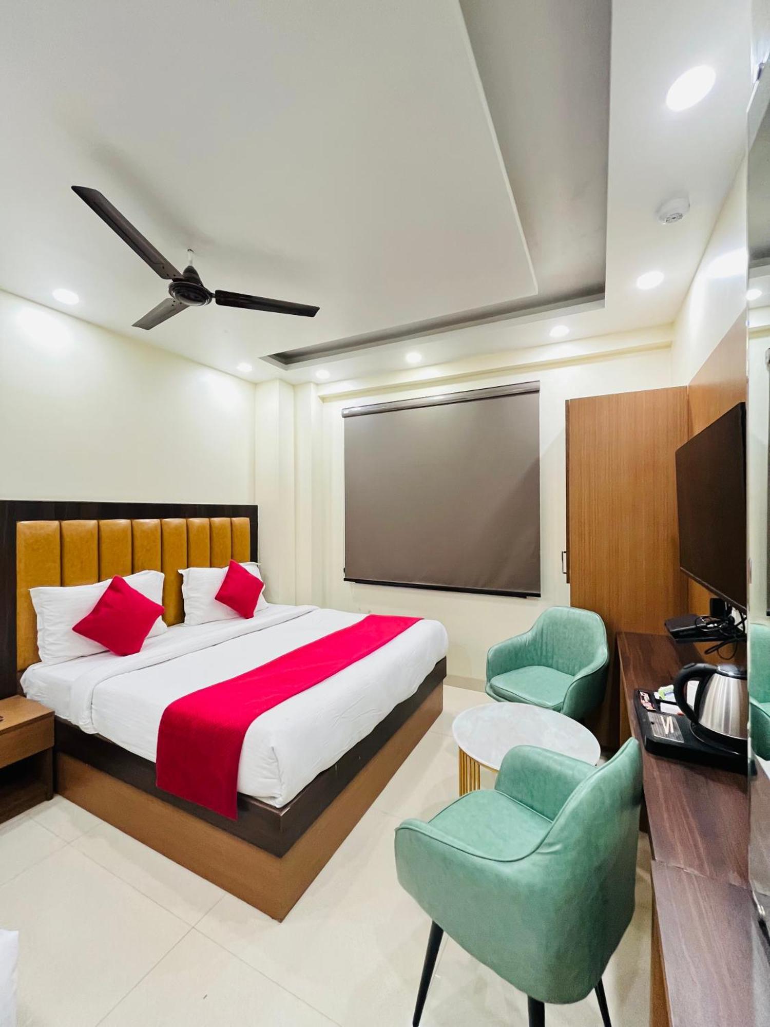 Hotel Royal Rosette With Free Wi-fi Near Railway Station