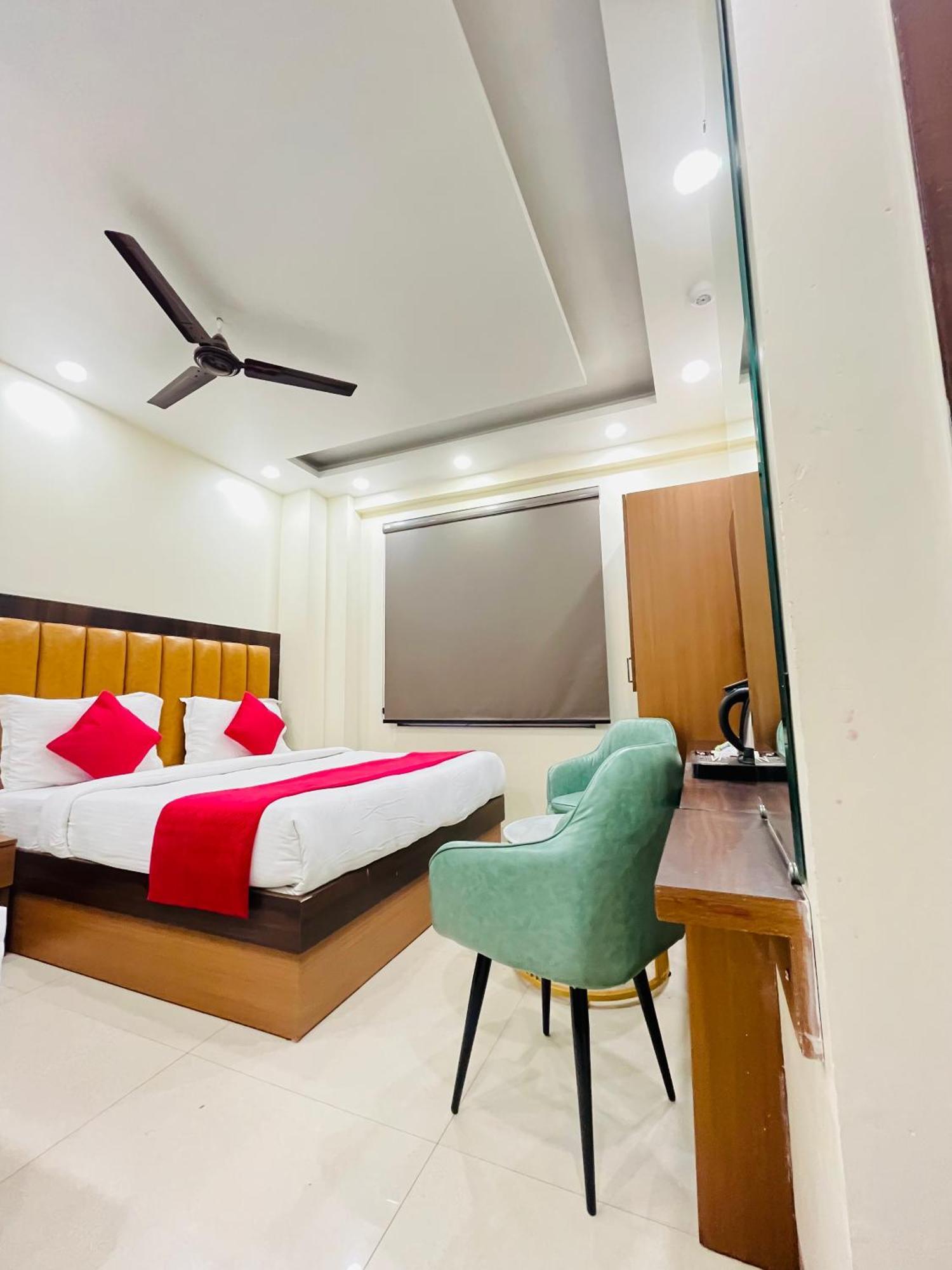 Royal Rosette With Free Wi-fi Near Railway Station Hotel 4*
