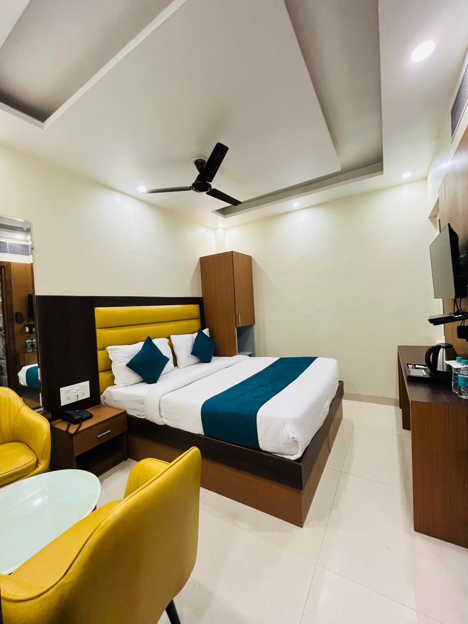 Royal Rosette With Free Wi-fi Near Railway Station Hotel 4*