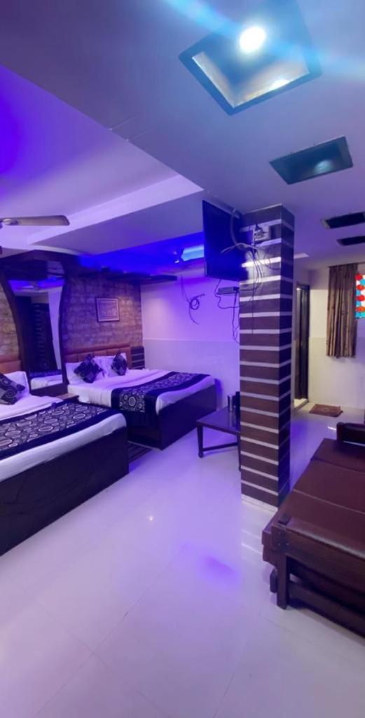 R Deluxe - Railway Station Hotel