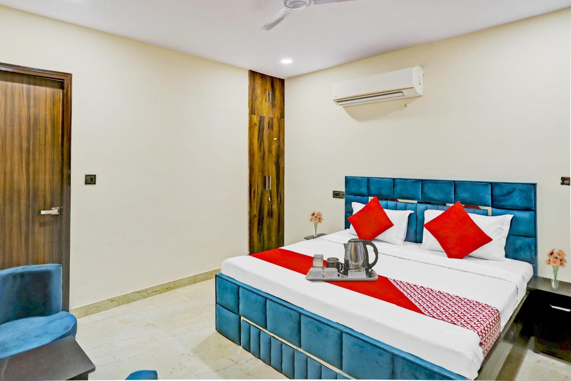 O Royal Lotus Near Ip Extension Metro Station Hotel