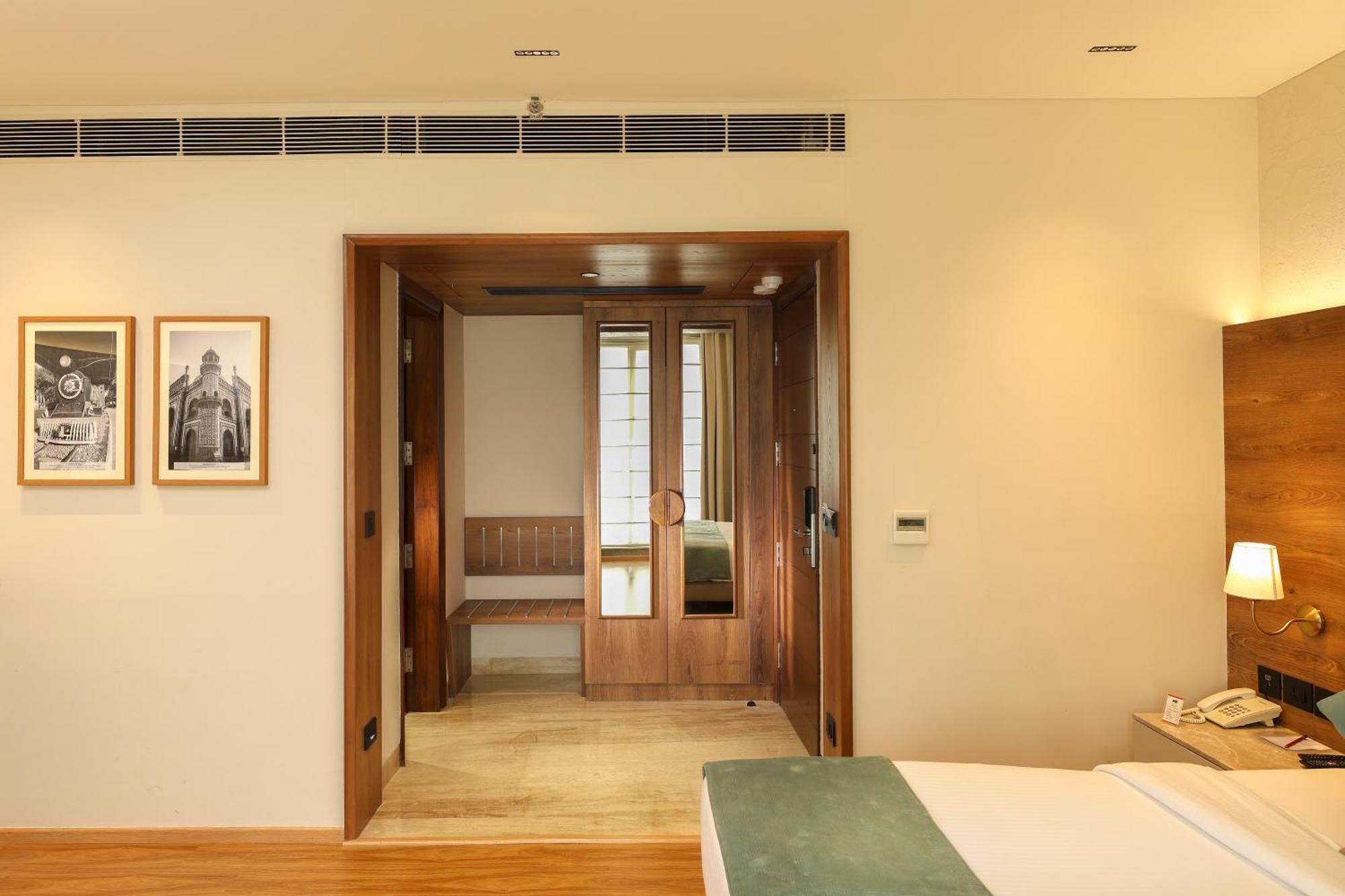 Hotel Indus Biznotel New Delhi