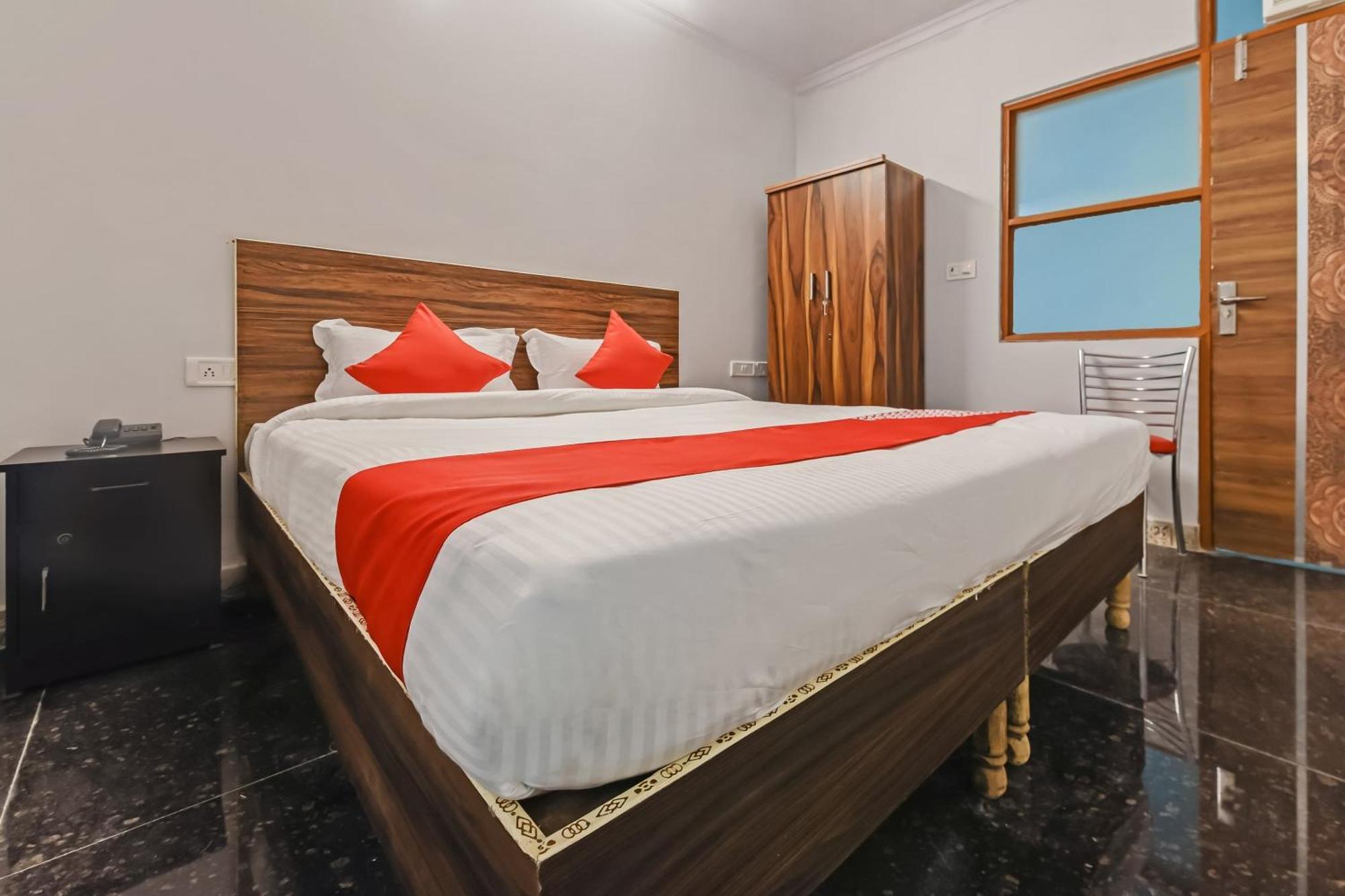 Hotel O Satguru Rasidency Dwarka Mor