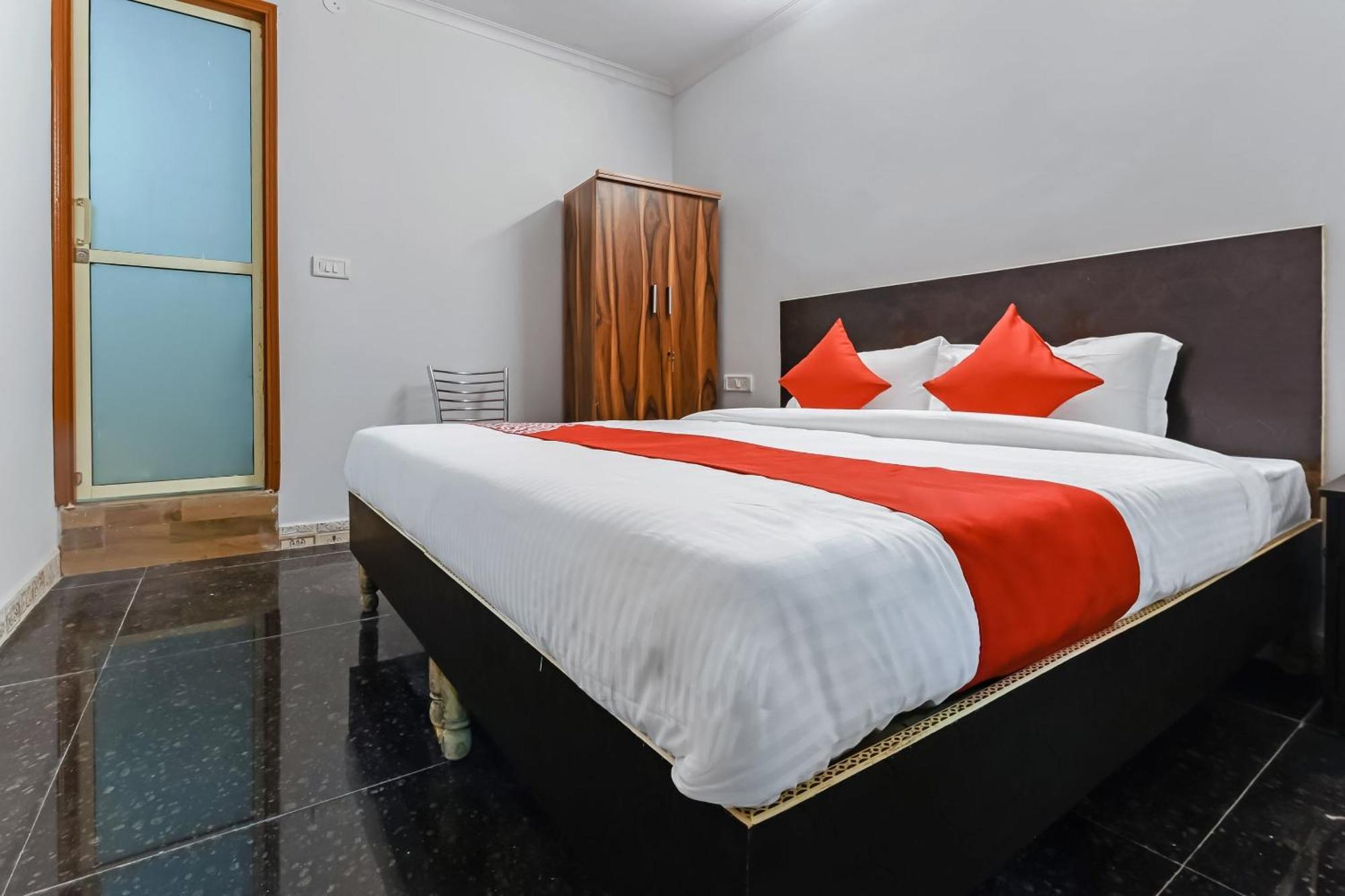 O Satguru Rasidency Dwarka Mor Hotel