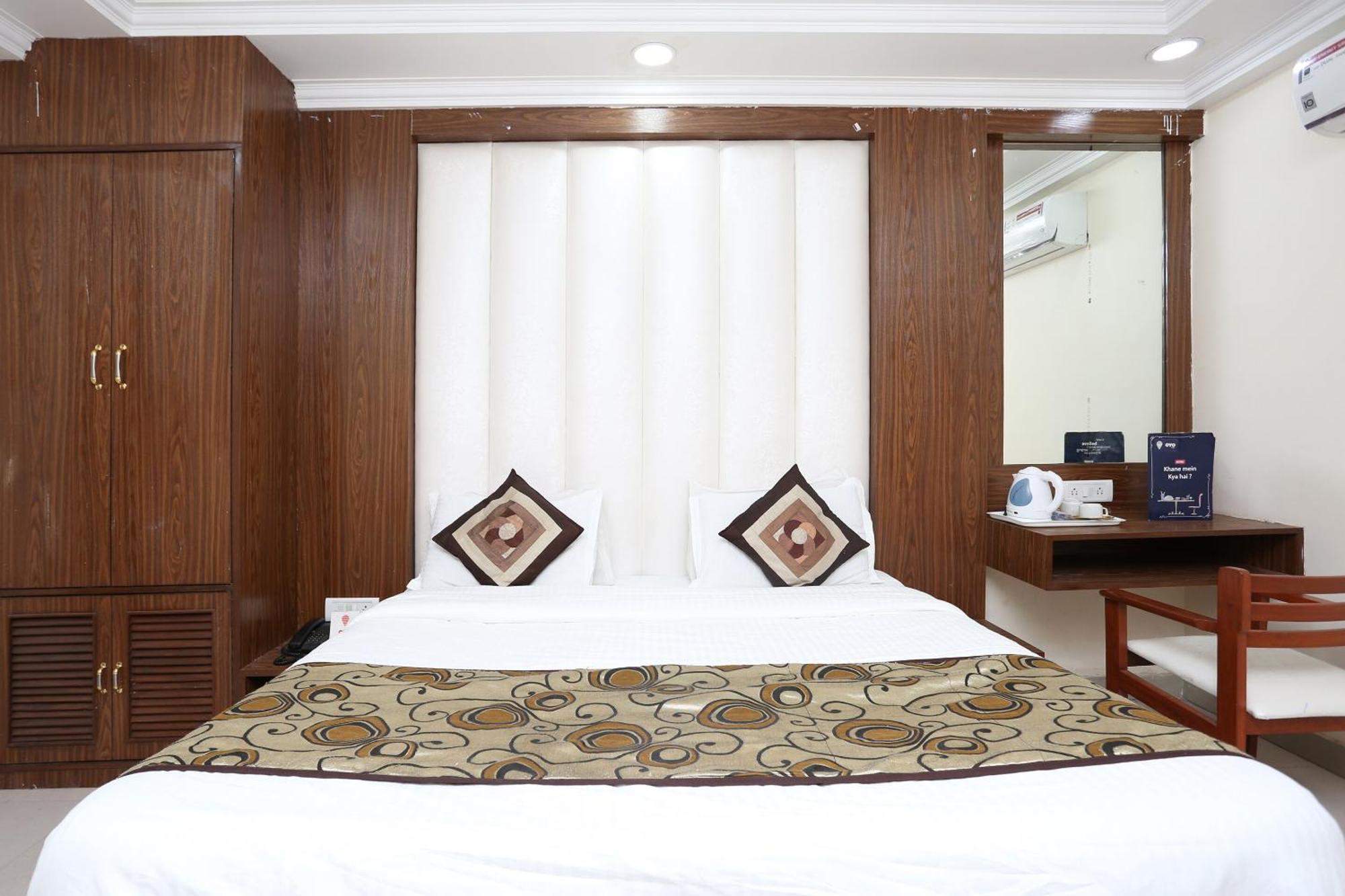 Oyo Flagship F Five Hotel 3*