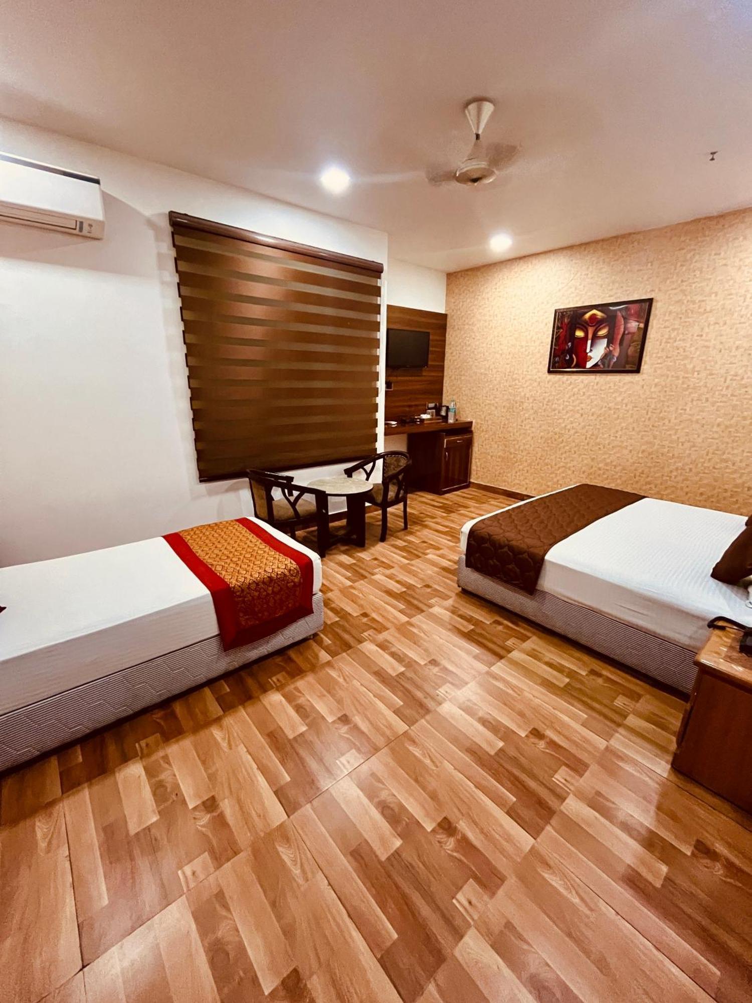 Amora Dwarka Hotel 3*