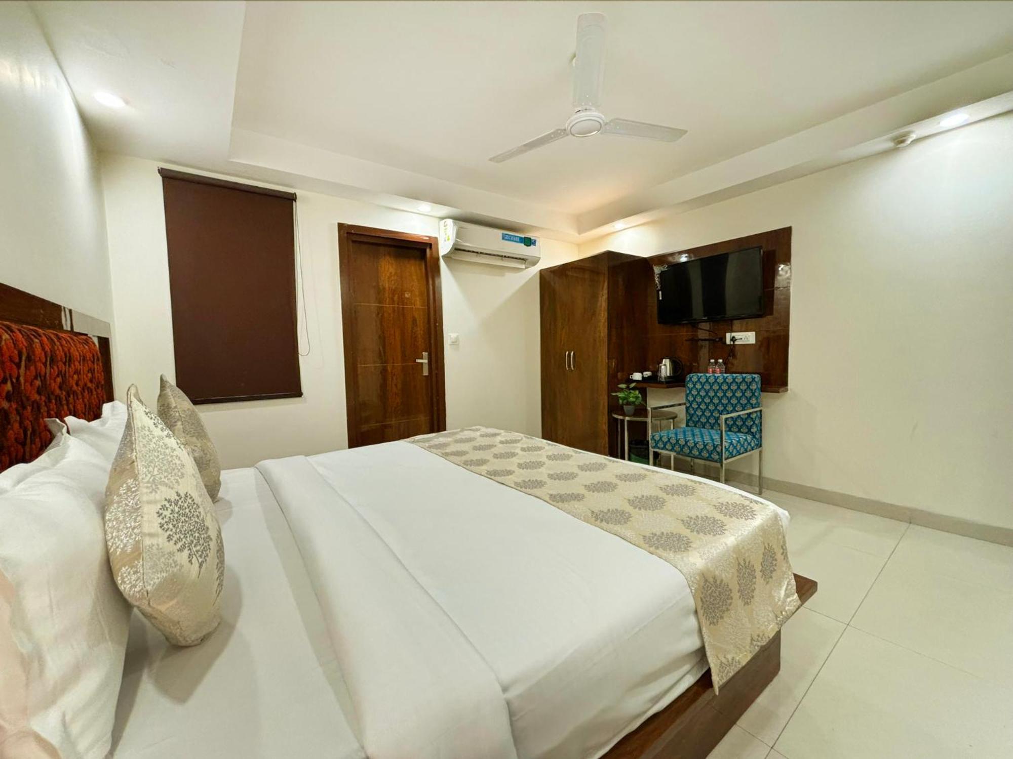 Emblem Suites- Near Delhi Airport Hotel 3*