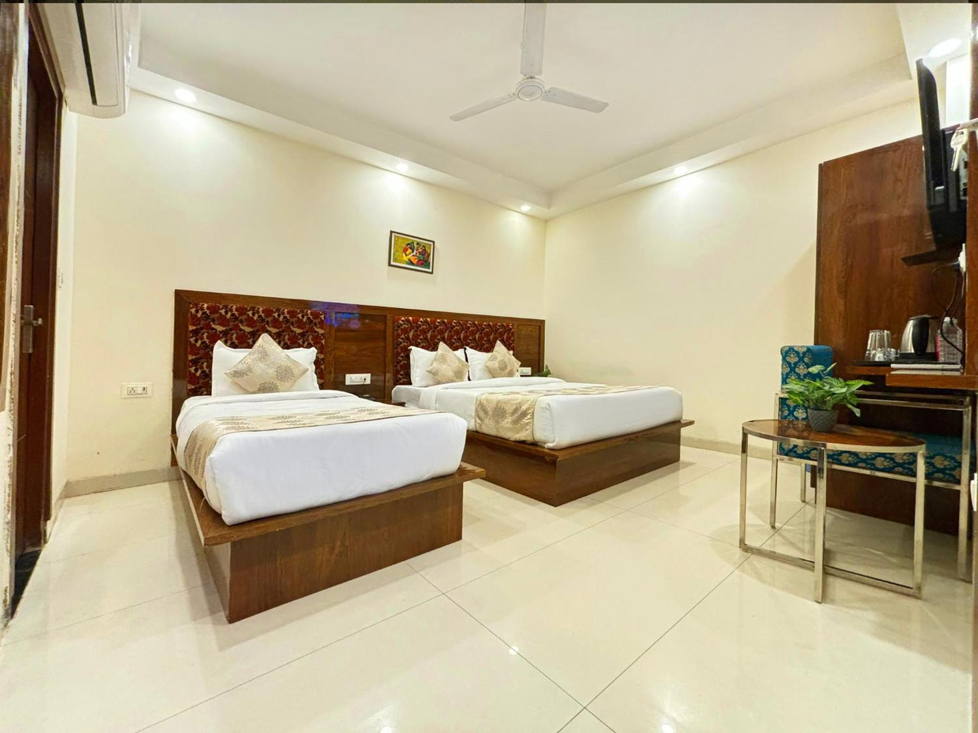 Hotel Emblem Suites- Near Delhi Airport 3*