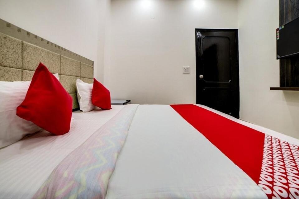 Oyo Bhera Residency Near Peera Garhi Metro Station *