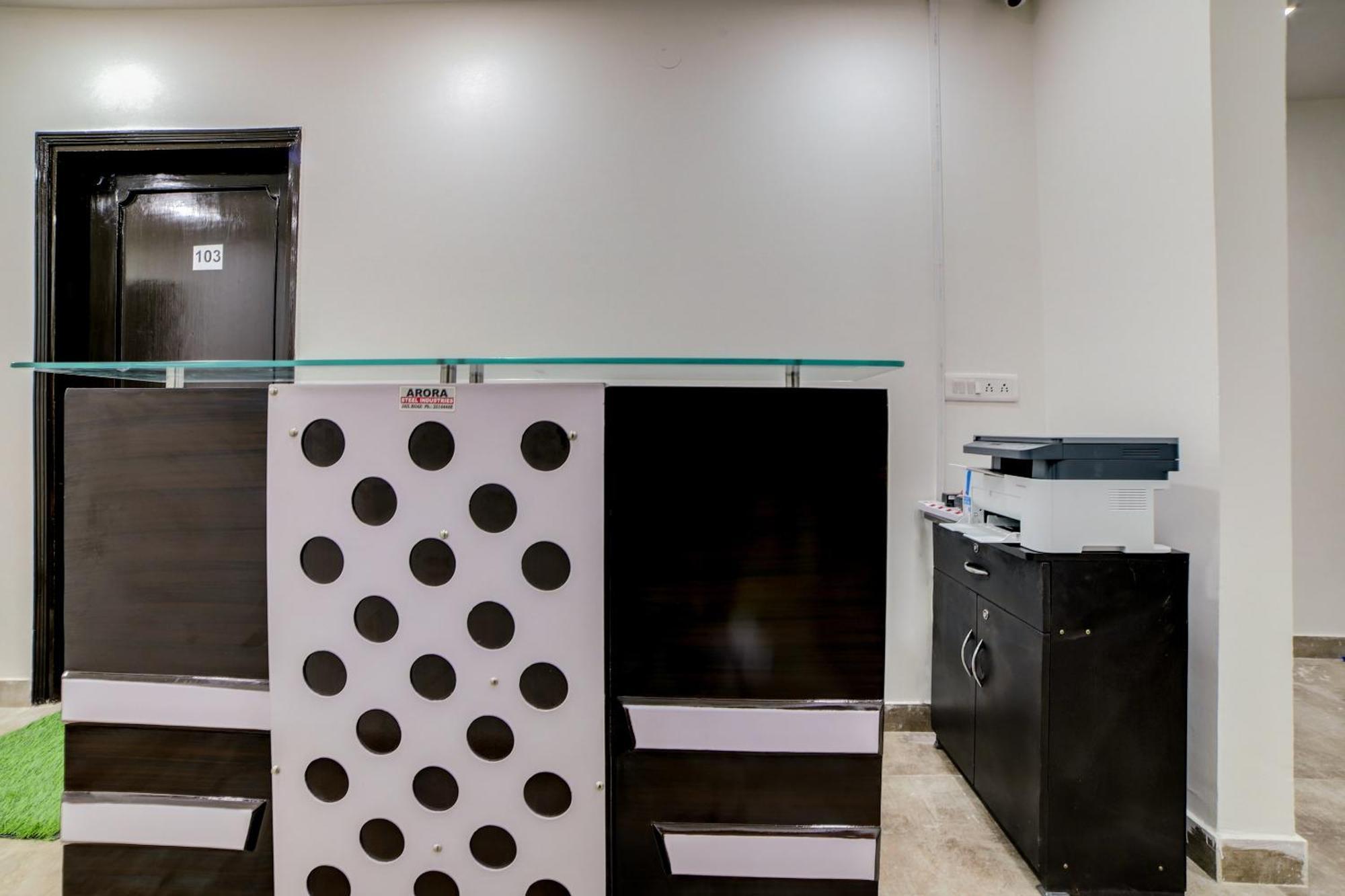 Hotel Oyo Bhera Residency Near Peera Garhi Metro Station