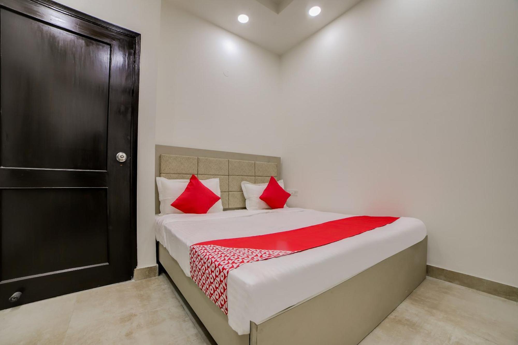 Oyo Bhera Residency Near Peera Garhi Metro Station Hotel *