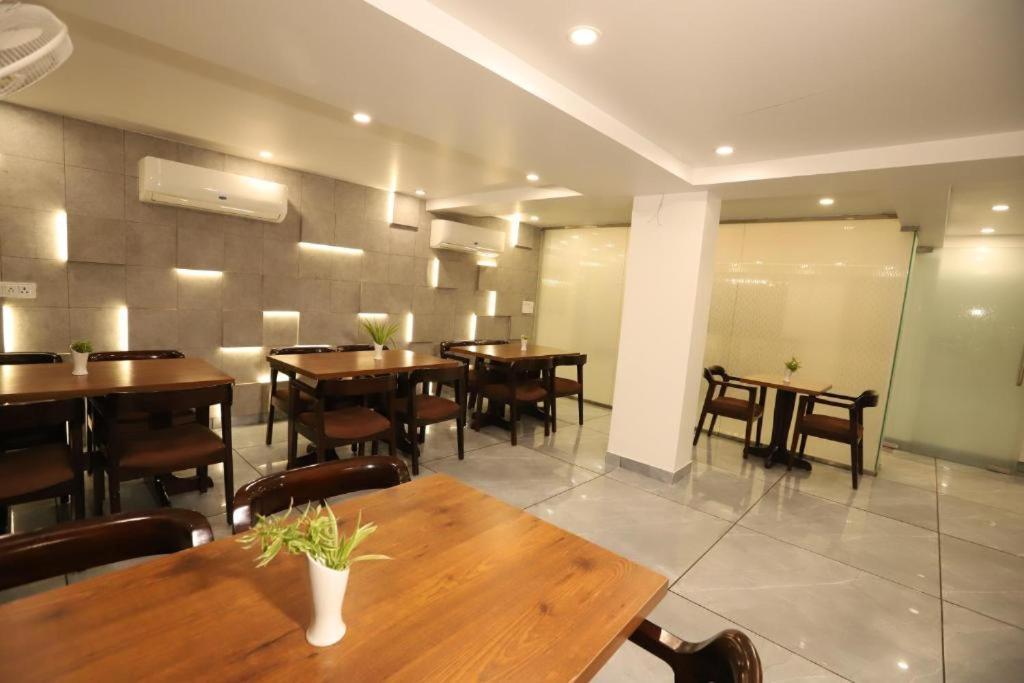 Hotel Ambica Palace Aiims - Couple Friendly Local Id Accepted