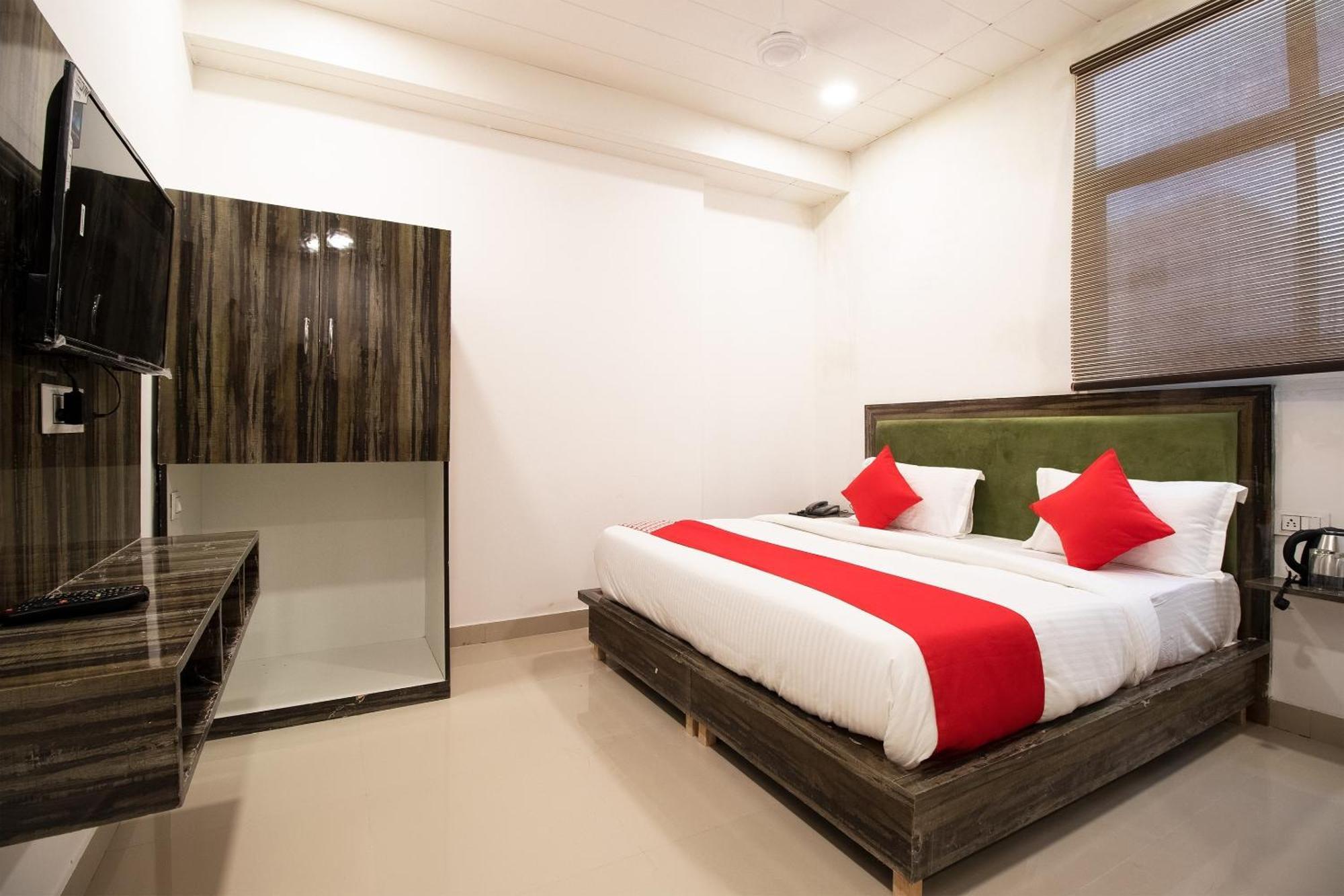 Oyo Flagship 44094 Grand Near Dashrath Puri Metro Station 3* New Delhi
