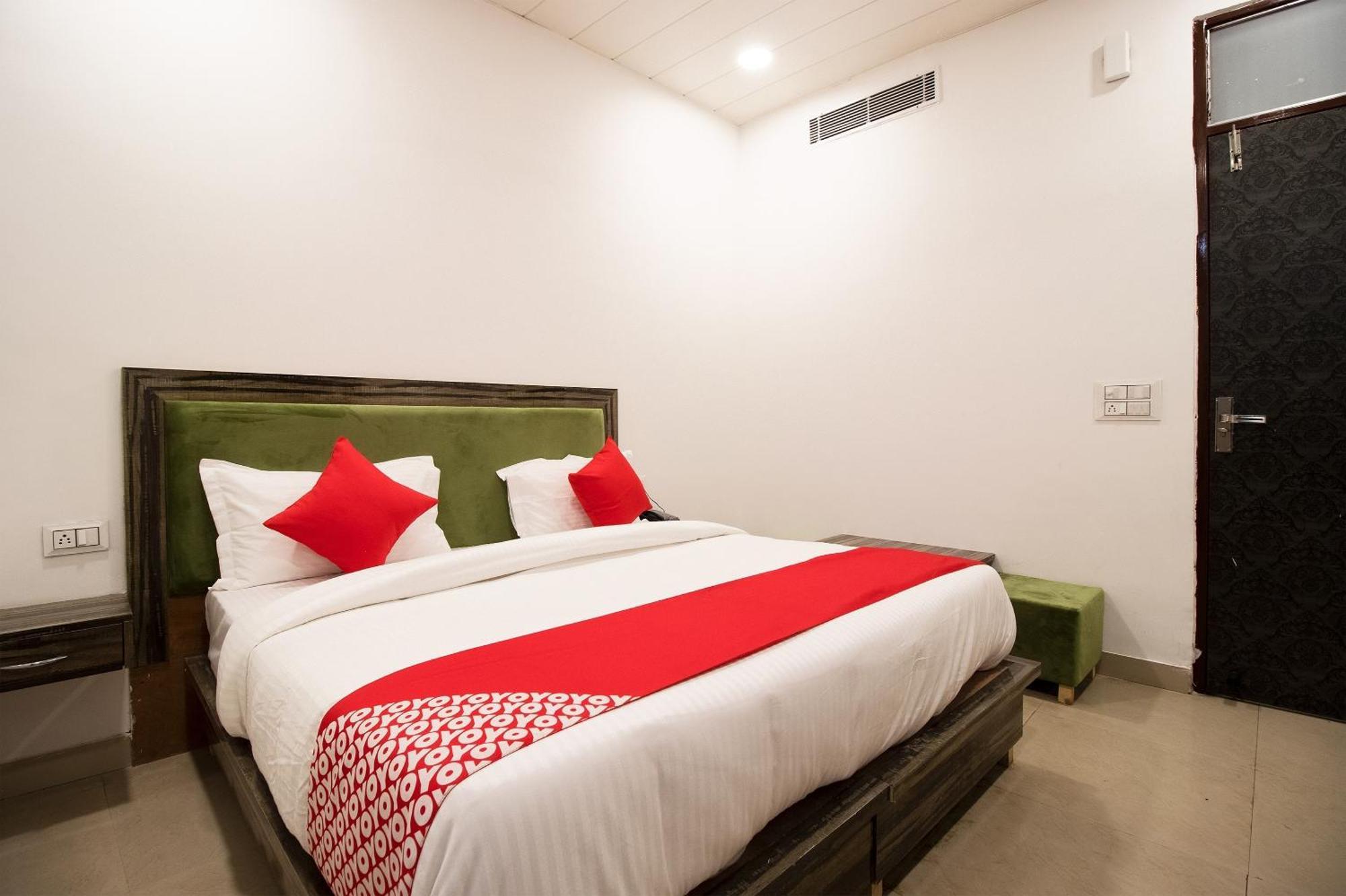 Oyo Flagship 44094 Grand Near Dashrath Puri Metro Station