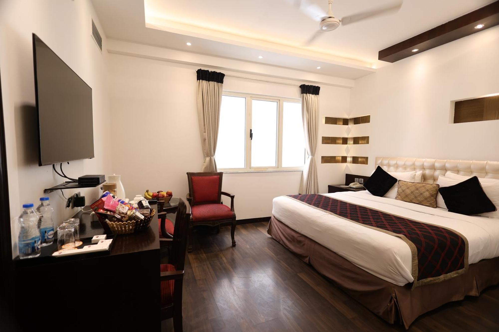 Hotel Grand Godwin - Complimentary Airport Pickup -near Ndls Railway Stn 4*