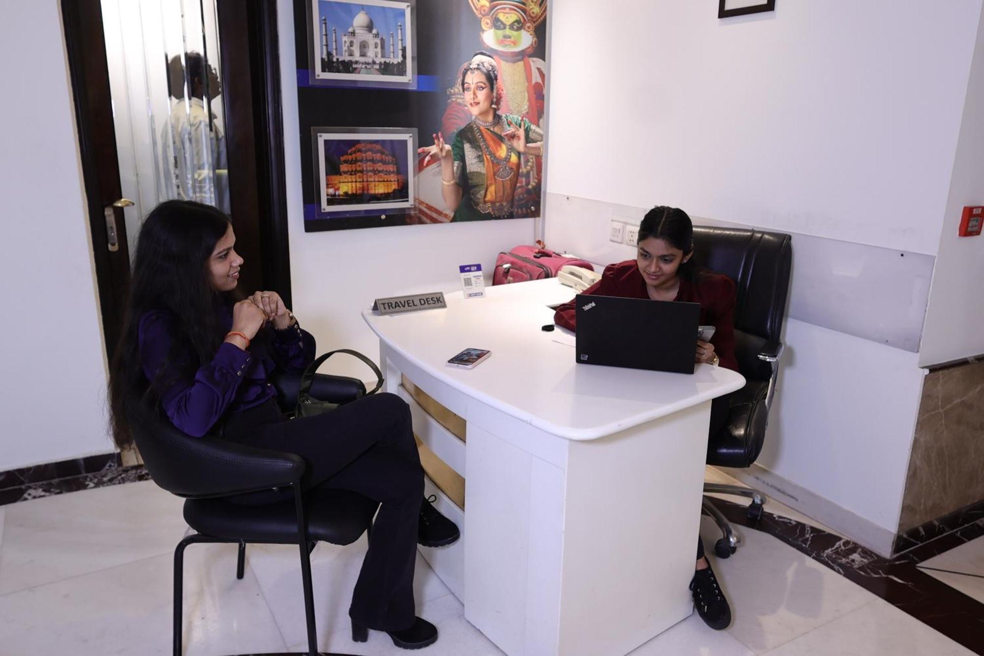 Hotel Grand Godwin - Complimentary Airport Pickup -near Ndls Railway Stn 4*