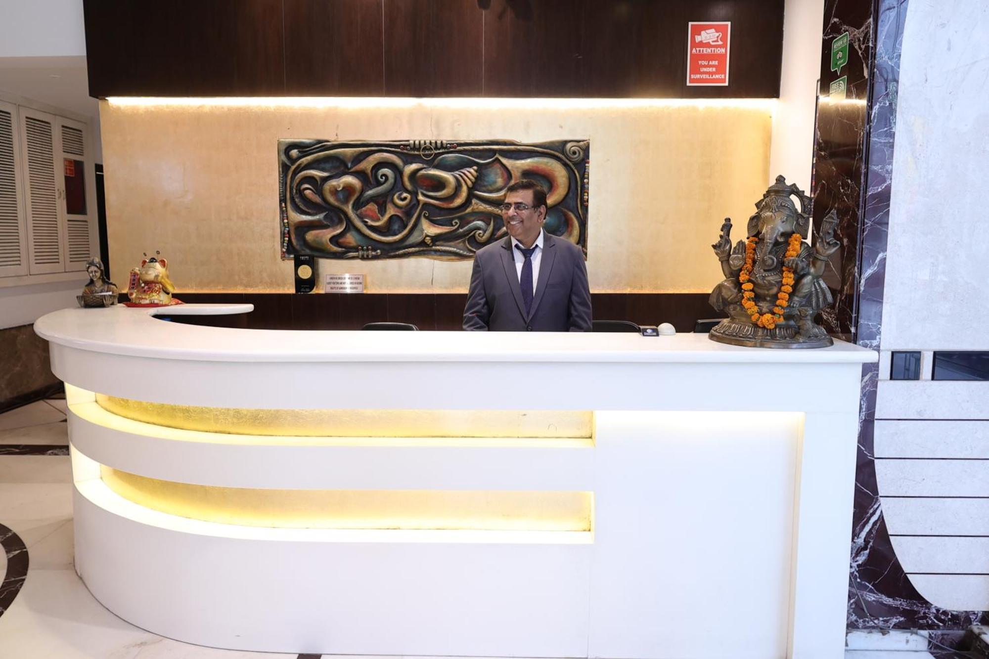 Hotel Grand Godwin - Complimentary Airport Pickup -near Ndls Railway Stn 4*