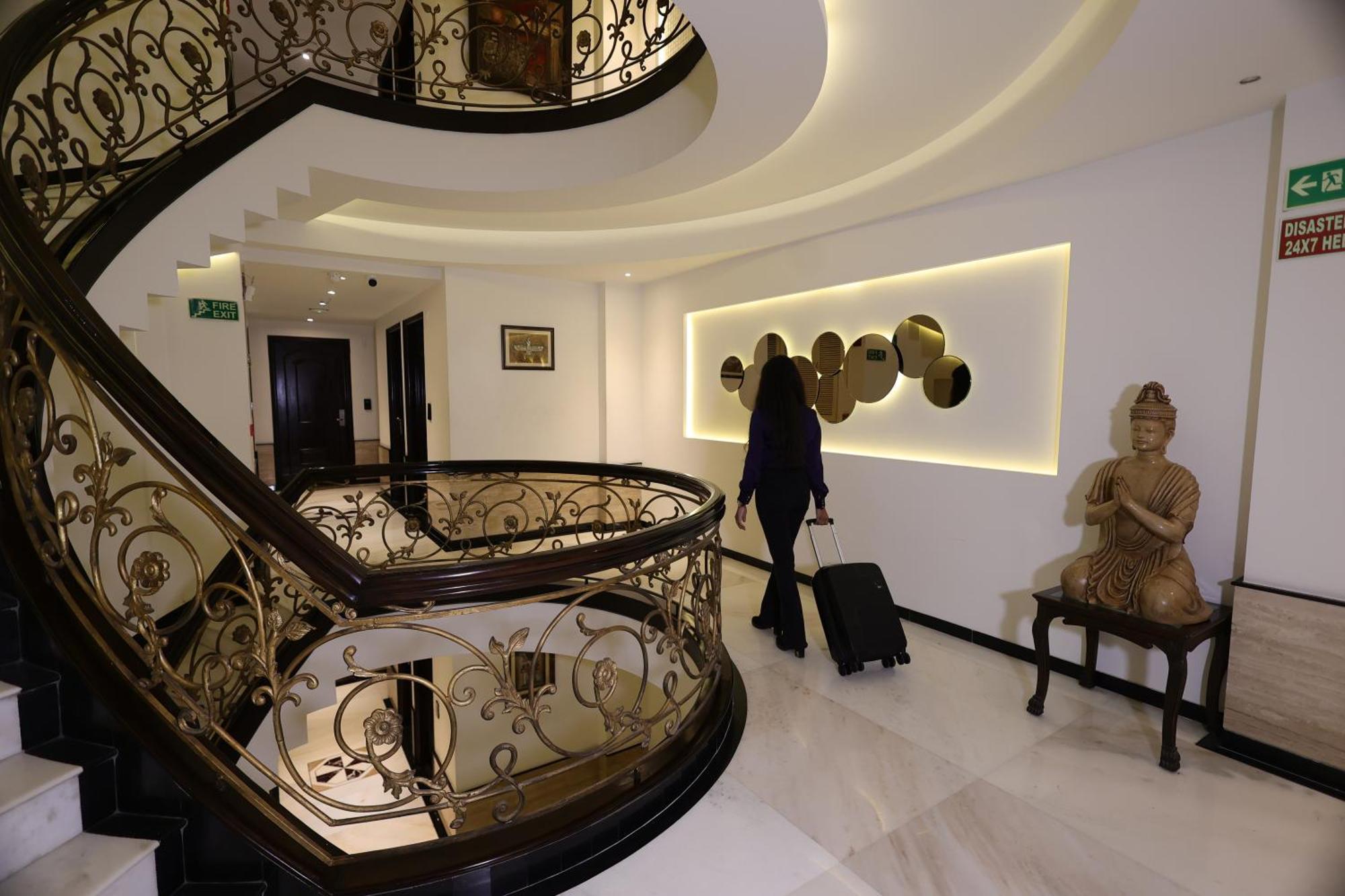 Hotel Grand Godwin - Complimentary Airport Pickup -near Ndls Railway Stn 4*
