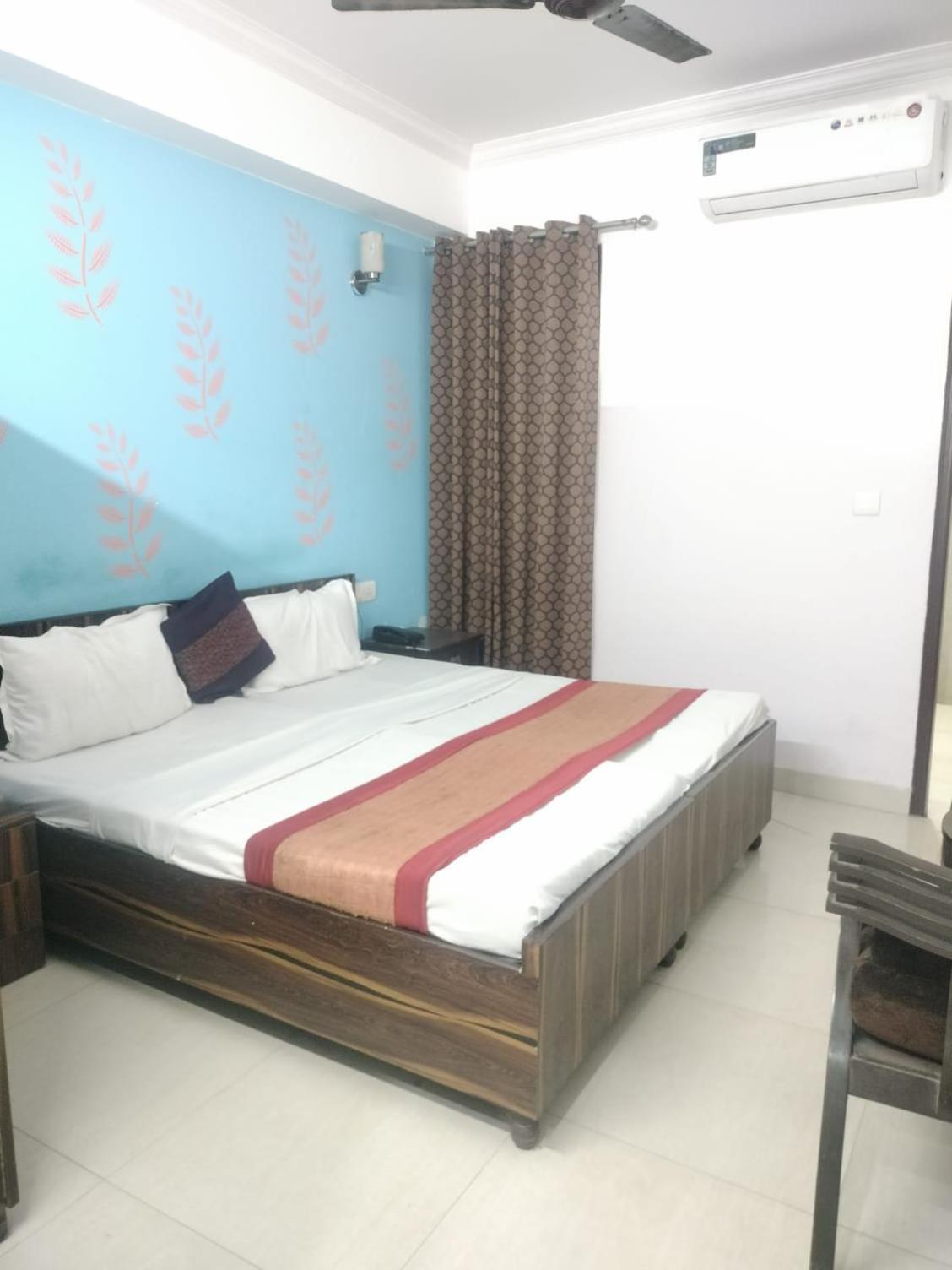 Hotel Galaxy Delhi Airport 3*